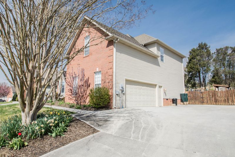 8110 Canter Ln, Powell, TN 37849