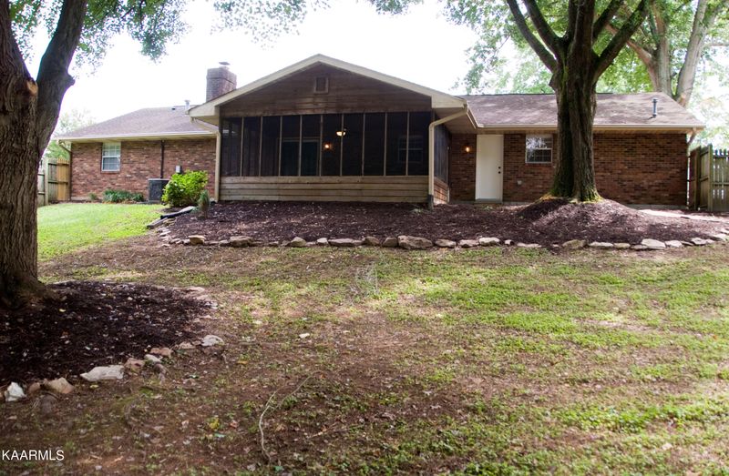 8113 NW Bennington Dr, Knoxville, TN 37909