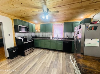812 Andys Ridge Rd, Briceville, TN 37710