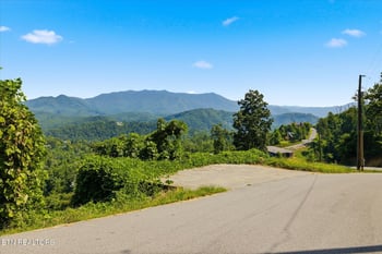 812 Beanstalk Ct, Gatlinburg, TN 37738