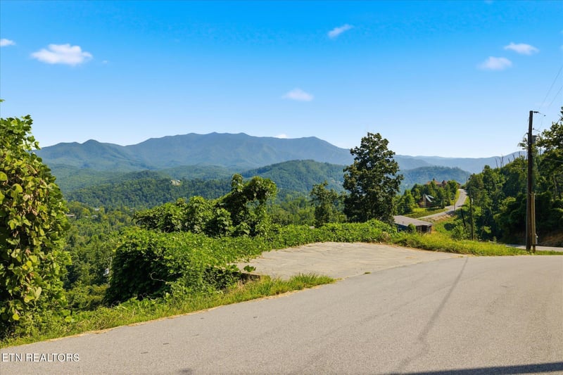 812 Beanstalk Ct, Gatlinburg, TN 37738