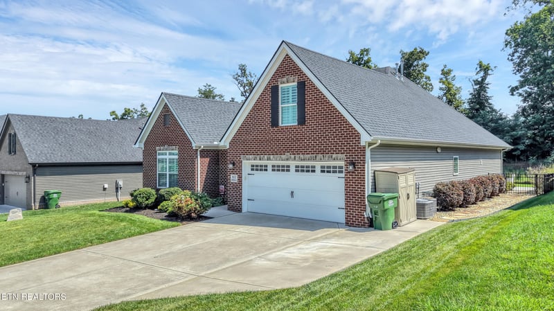 812 Copperwood Ln, Maryville, TN 37801