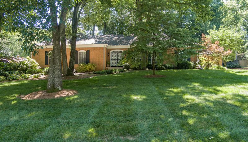 812 Kempton Rd, Knoxville, TN 37909