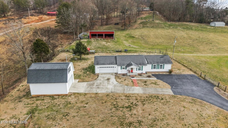 812 New Clear Branch Rd, Rocky Top, TN 37769