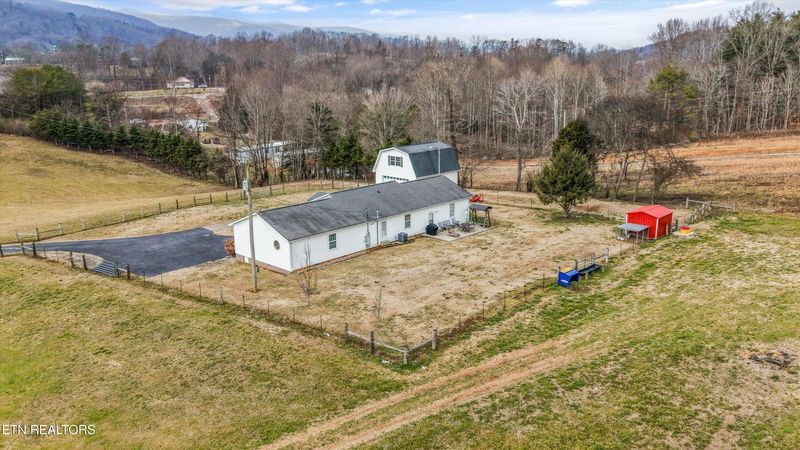 812 New Clear Branch Rd, Rocky Top, TN 37769