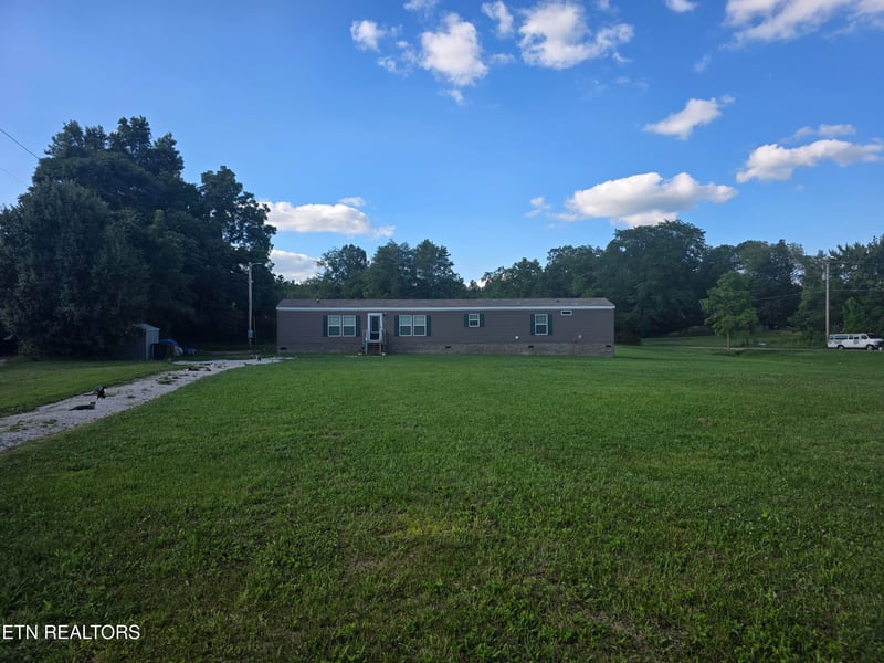 812 W 3rd Ave, Oneida, TN 37841