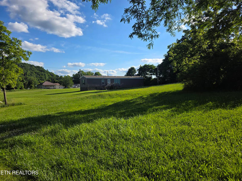 812 W 3rd Ave, Oneida, TN 37841