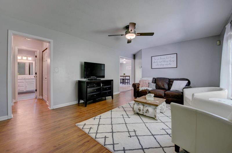 8125 Paradise Dr, Powell, TN 37849