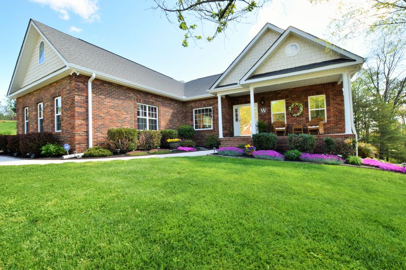 8126 Campbells Point Rd, Corryton, TN 37721