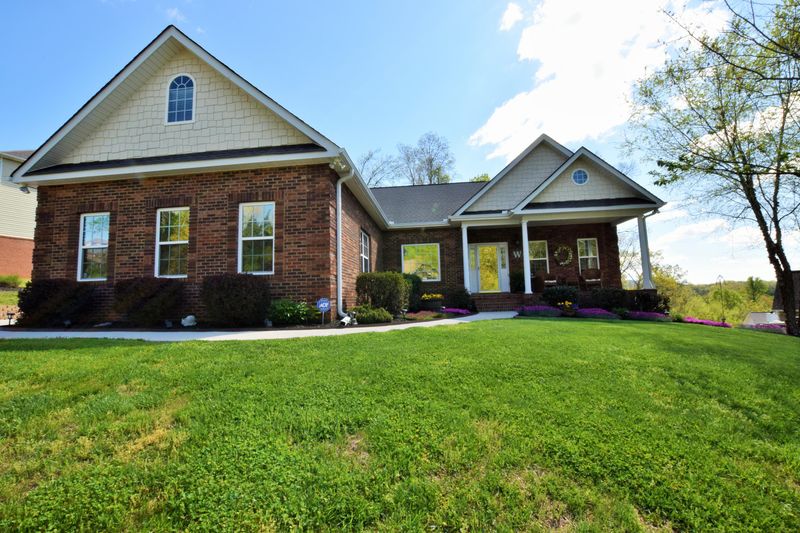 8126 Campbells Point Rd, Corryton, TN 37721