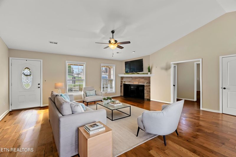 813 Commonwealth Ave, Strawberry Plains, TN 37871