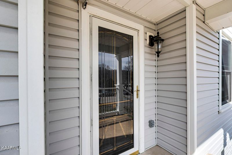 813 Sewanee St, Harriman, TN 37748