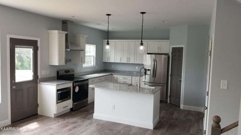 8138 Thunder River Tr, Corryton, TN 37721
