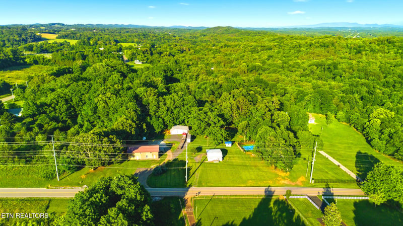 814 Midway Rd, Strawberry Plains, TN 37871