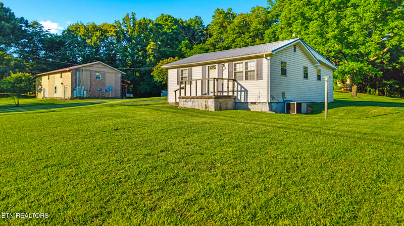 814 Midway Rd, Strawberry Plains, TN 37871