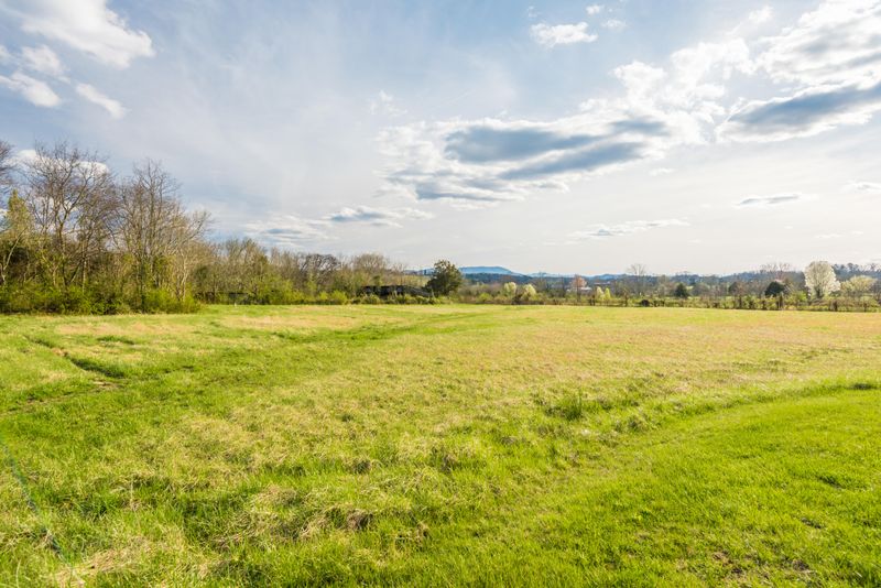 815 Middle Creek Rd, Sevierville, TN 37862