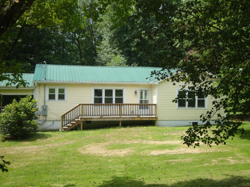 815 Ray Dr, Oliver Springs, TN 37840