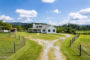 816 Country Ln, Walland, TN 37886