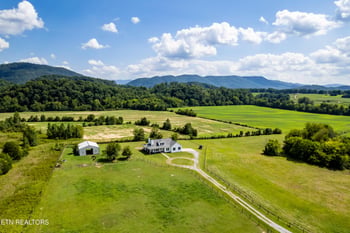 816 Country Ln, Walland, TN 37886