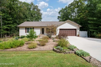 8165 Chief Red Cloud Dr, Crossville, TN 38572