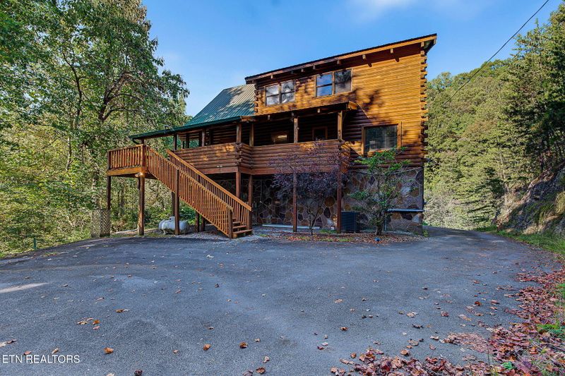 817 Boone Acres Ln, Pigeon Forge, TN 37863
