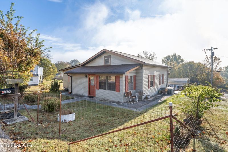 817 Hill St, Clinton, TN 37716