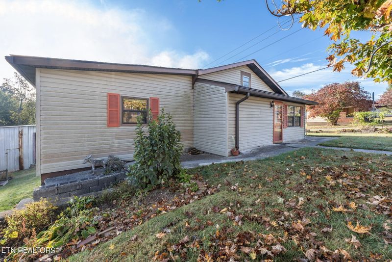 817 Hill St, Clinton, TN 37716