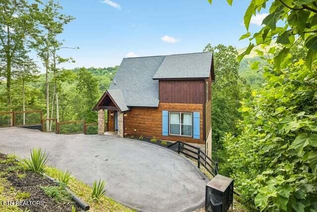 817 Pine Top Ln, Gatlinburg, TN 37738