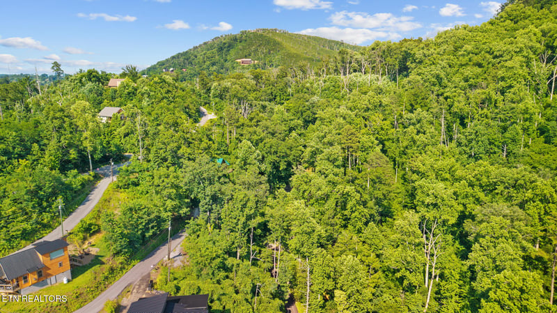 818 Davenport Rd, Gatlinburg, TN 37738