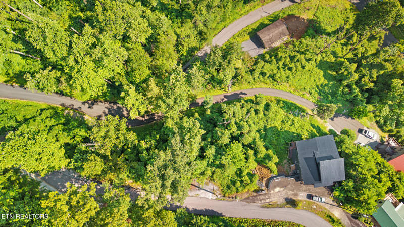 818 Davenport Rd, Gatlinburg, TN 37738