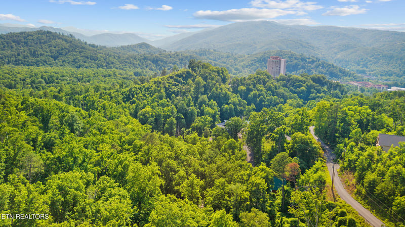 818 Davenport Rd, Gatlinburg, TN 37738
