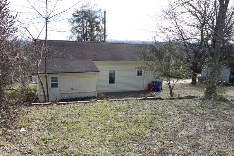 818 Medaris St, Clinton, TN 37716