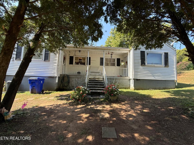 818 Sewanee St, Harriman, TN 37748