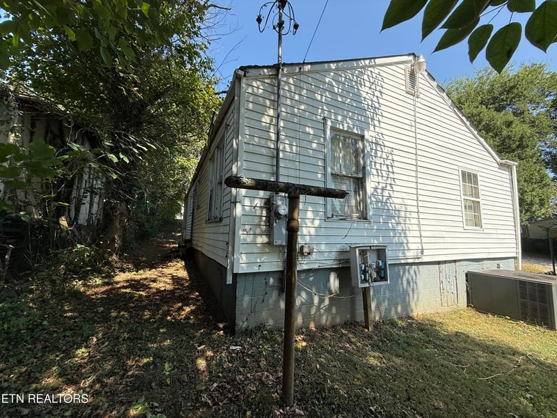 818 Sewanee St, Harriman, TN 37748
