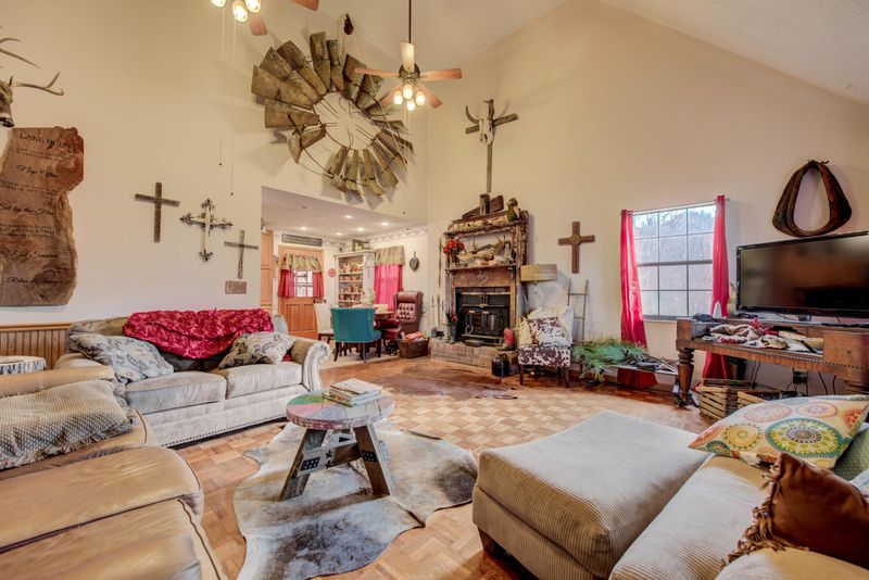 819 Hiwassee Dr, Jacksboro, TN 37757