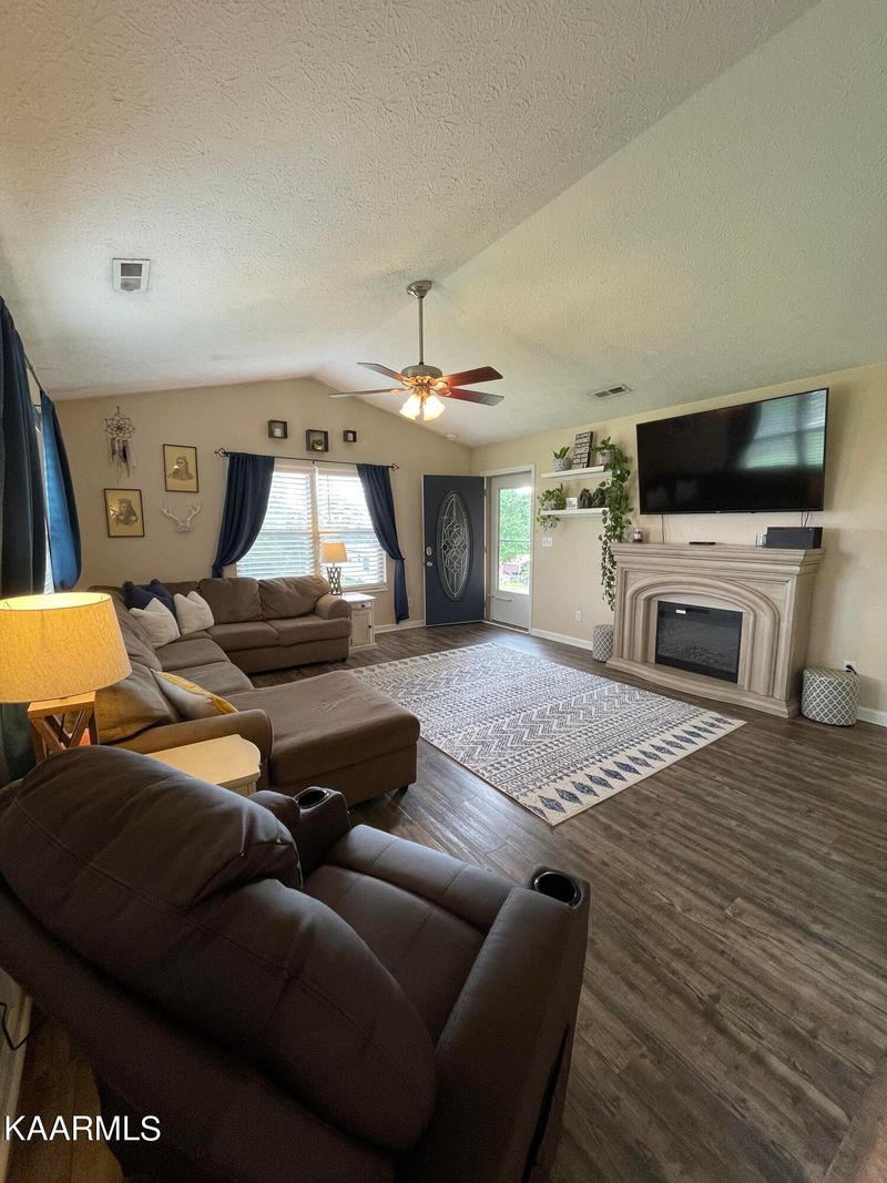 819 Starlight Ln, Kodak, TN 37764