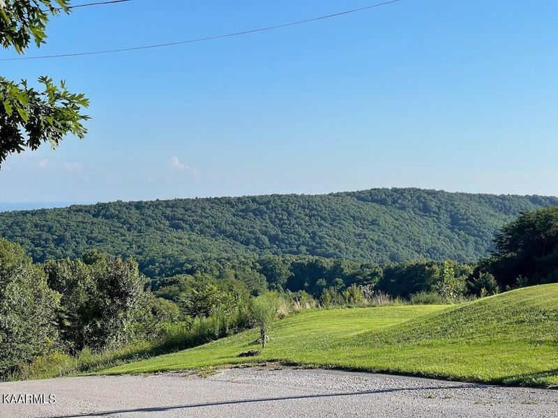 82 Lower Eagles Nest Rd, Crab Orchard, TN 37723