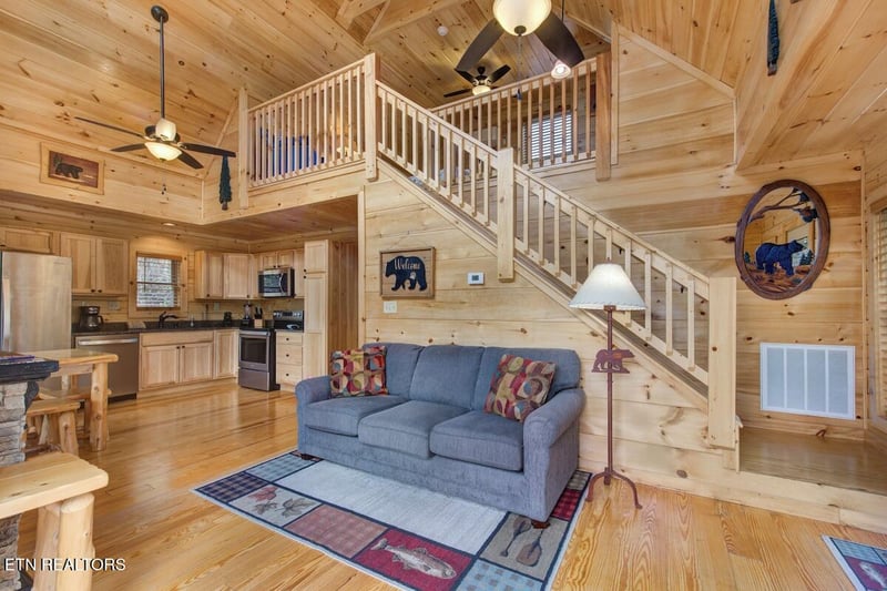 820 Crest View Dr, Gatlinburg, TN 37738