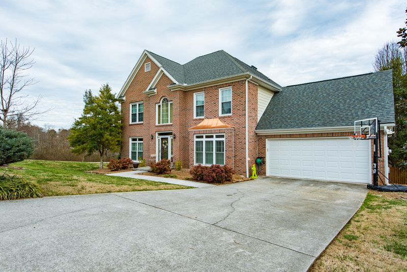 8200 Birch Run Ln, Knoxville, TN 37919