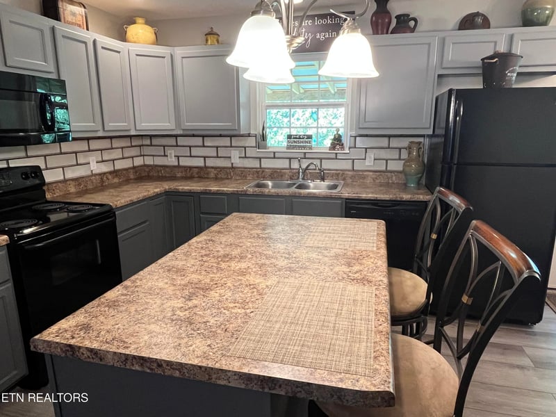 8201 Oak Terrace Ln, Powell, TN 37849