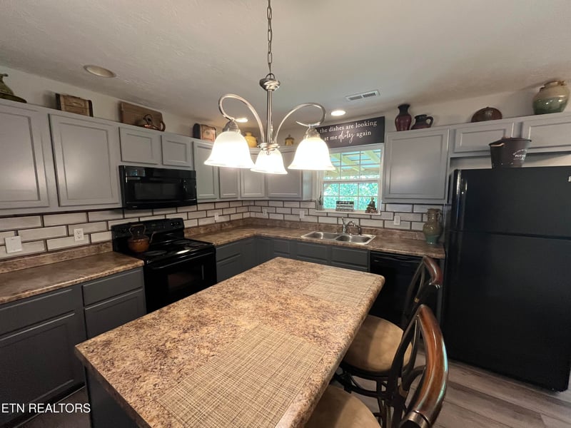 8201 Oak Terrace Ln, Powell, TN 37849