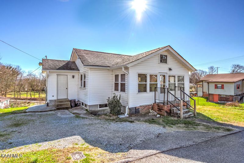 821 Hill St, Clinton, TN 37716