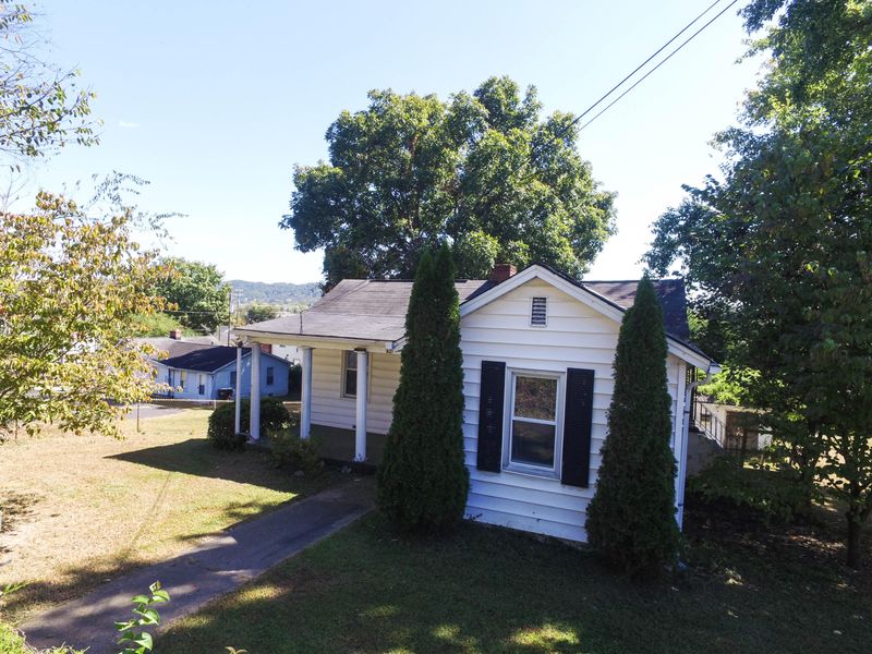 821 Medaris St, Clinton, TN 37716