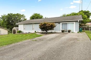 8221 Broken Arrow Dr, Knoxville, TN 37923