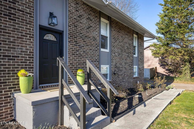 8225 Hunterhill Dr, Knoxville, TN 37923
