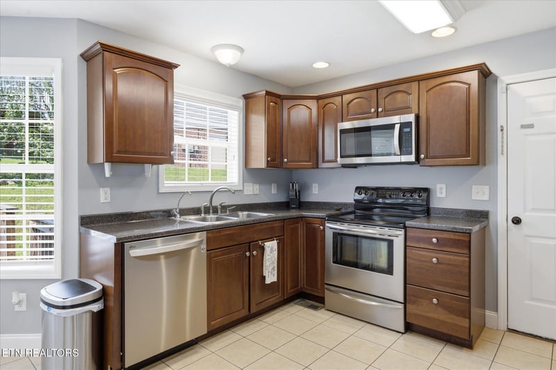 8229 Woodpath Ln, Powell, TN 37849