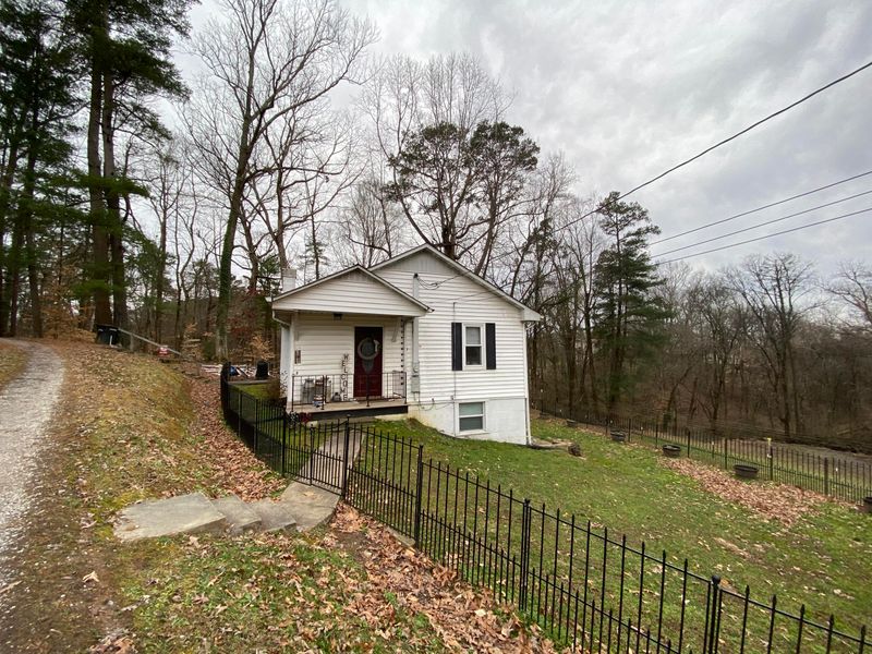 823 Sam Houston School Rd, Maryville, TN 37804