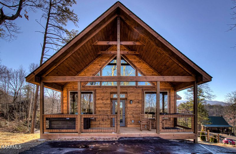 823 Ski View Ln, Sevierville, TN 37876