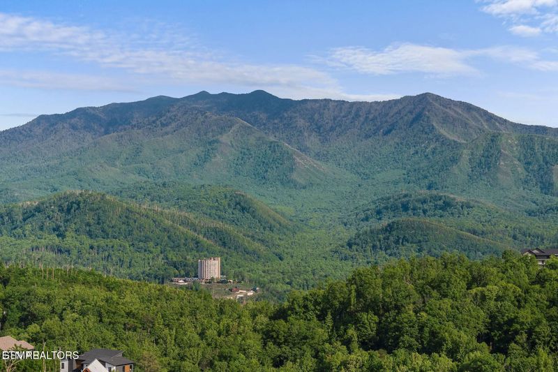 824 N Skyline Dr, Gatlinburg, TN 37738