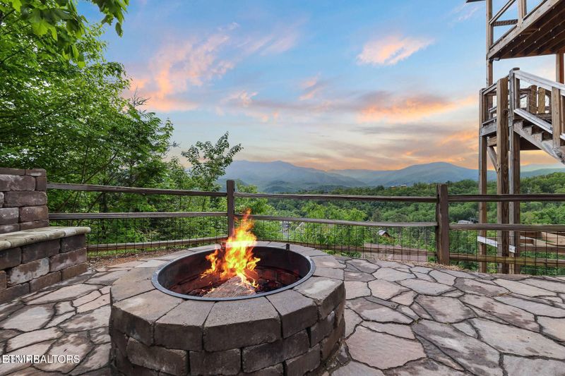 824 N Skyline Dr, Gatlinburg, TN 37738
